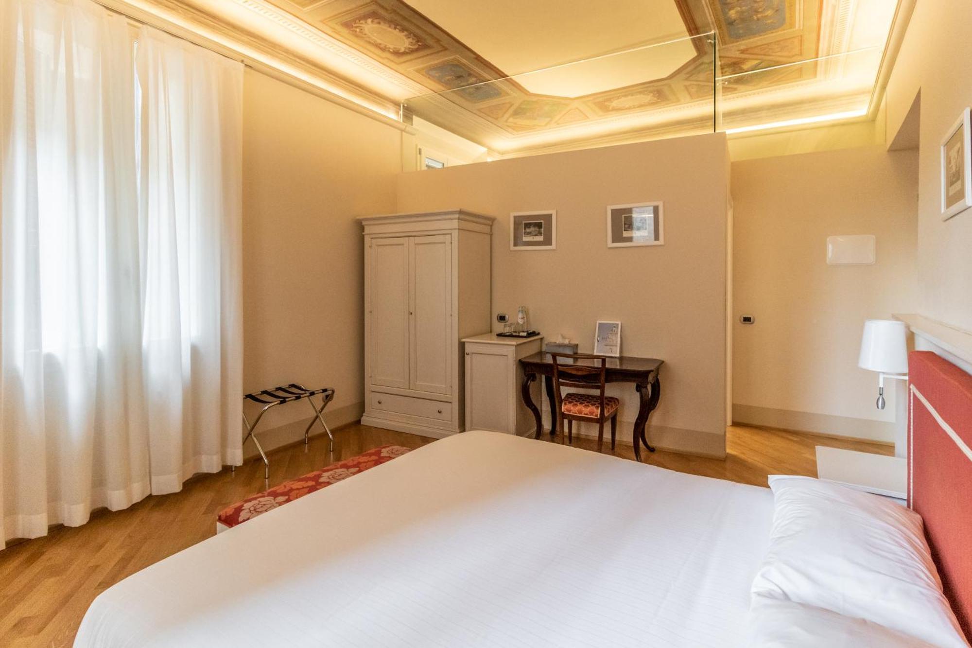 Casa Isolani Luxury Rooms Piazza Maggiore 1 Болонья Экстерьер фото