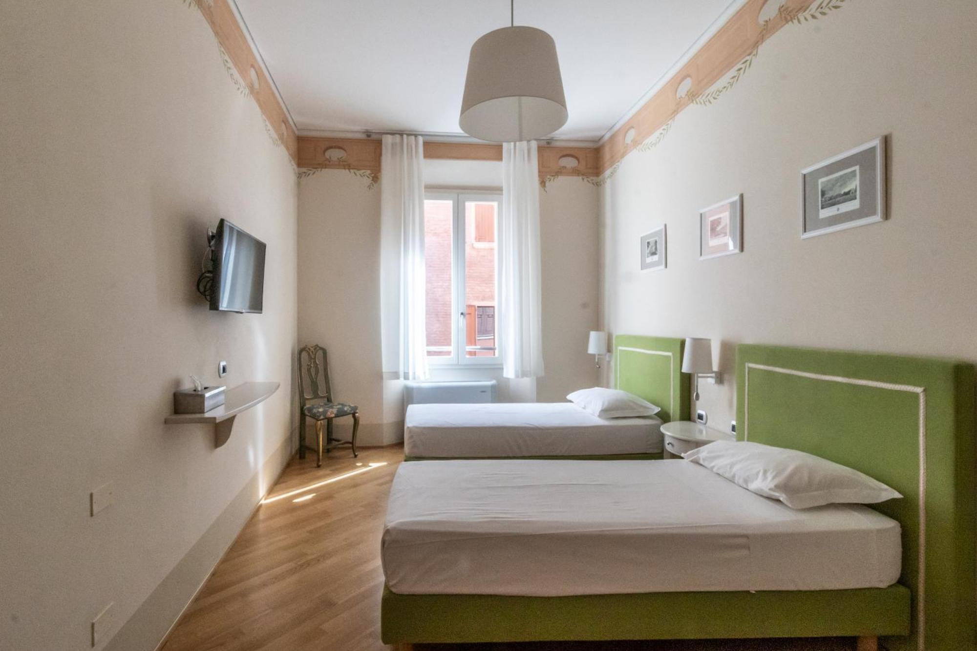 Casa Isolani Luxury Rooms Piazza Maggiore 1 Болонья Экстерьер фото